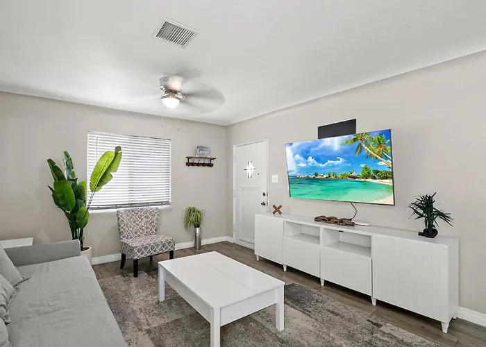 Renovated Stay, Parking, Near Dt & Airport