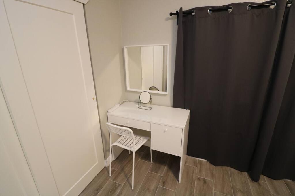 Renovated Stay, Parking, Near Dt & Airport Casa vacanze
