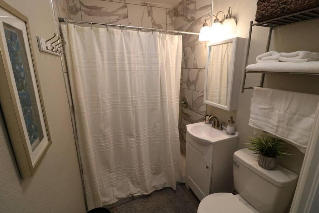 Renovated Stay, Parking, Near Dt & Airport Casa vacanze