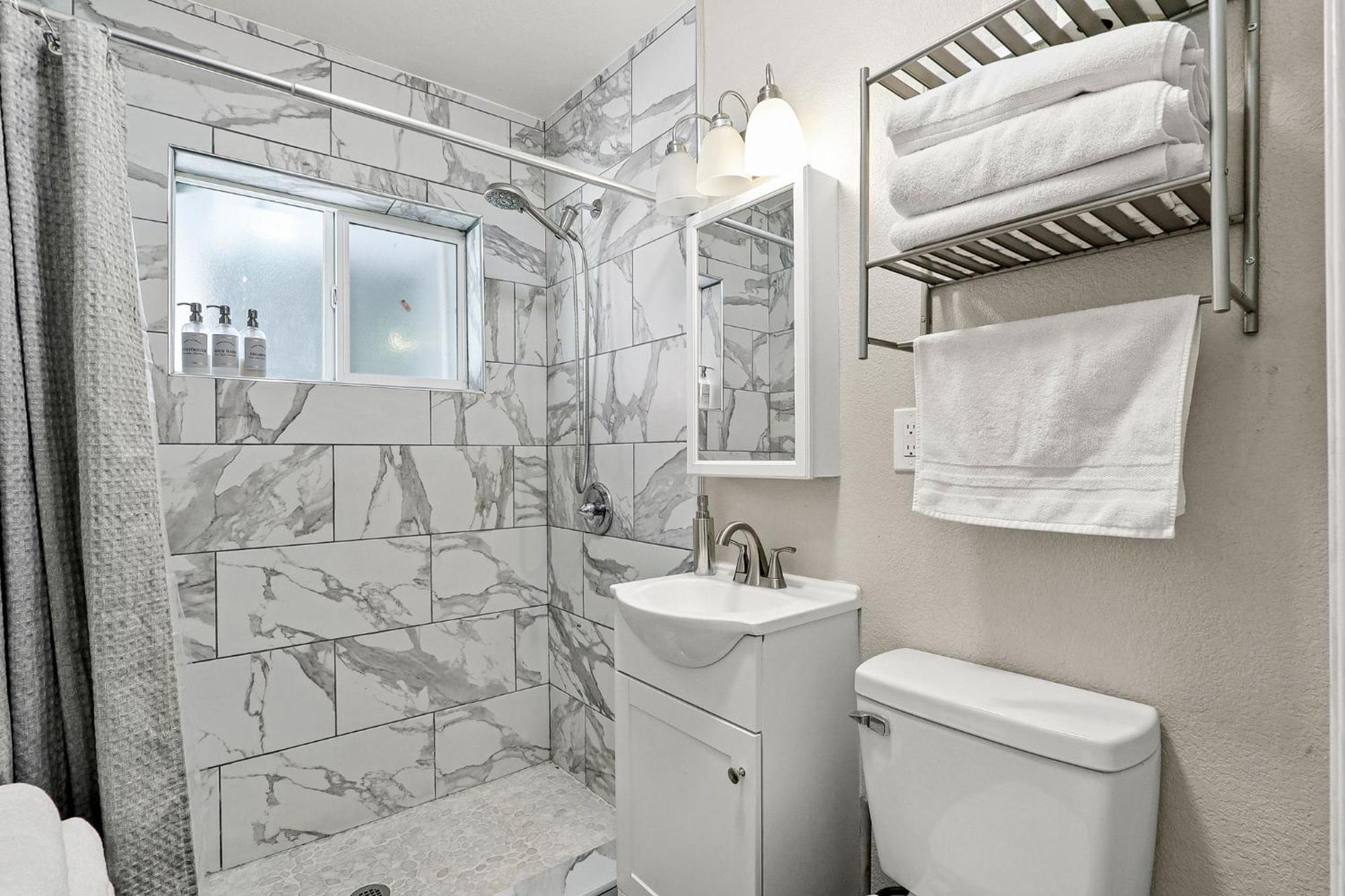 Renovated Stay, Parking, Near Dt & Airport Casa vacanze *